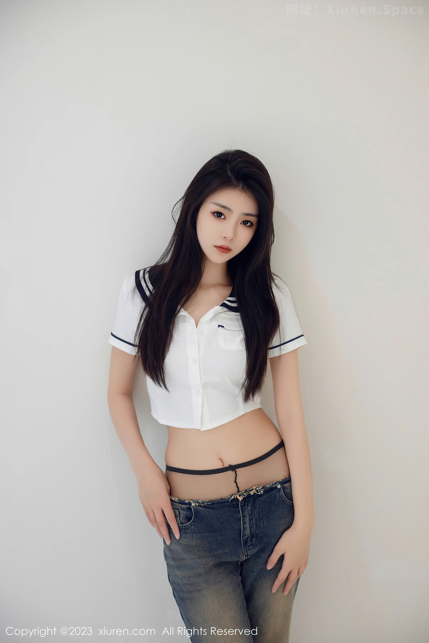 图片[2]-[XiuRen秀人网]VOL.7027 模特可乐Vicky白色上衣配牛仔裤露超薄黑丝秀曼妙身姿诱惑写真82P-秀人网官方网站